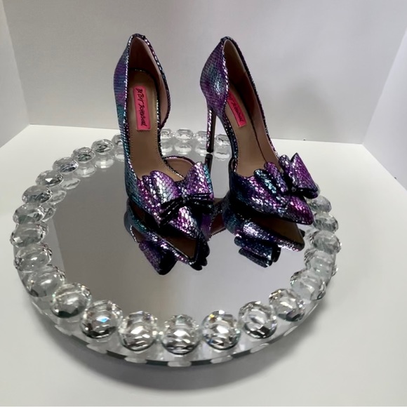 Dazzling Betsey Johnson Prince-p Pump, size 5, purple snake color - Picture 3 of 4